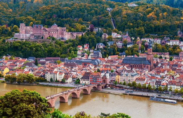 Visa på Heidelberg i höst med röda blad inklusive Carl den — Stockfoto