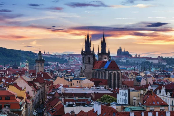Prager Panorama mit roten Dächern über dem Sommertag in der Abenddämmerung, — Stockfoto