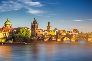 Görünümü köprüleri ve Vltava Nehri ile günbatımı tuttu 