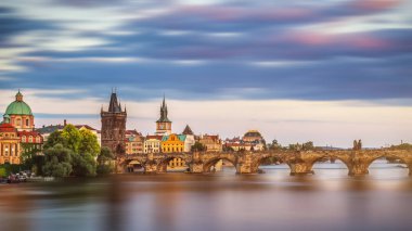 Çek Cumhuriyeti Prag 'da Vltava Nehri ve Charles Köprüsü