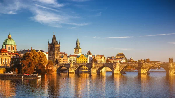 Πράγα, την Τσέχικη Δημοκρατία. Γραφική φθινοπωρινή Αεροφωτογραφία του το παλιό έλκει — Φωτογραφία Αρχείου