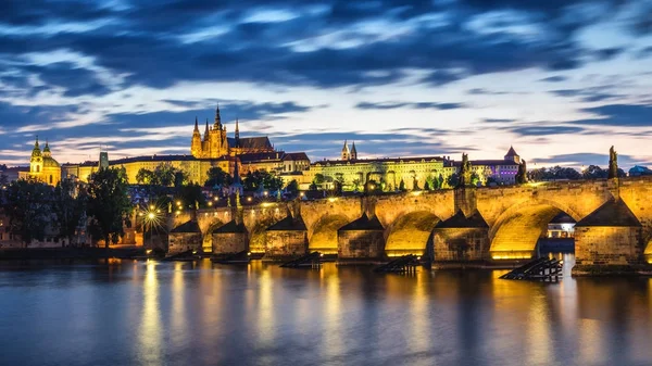 Tschechische Republik, Prager Panorama mit historischer Karlsbrücke und — Stockfoto
