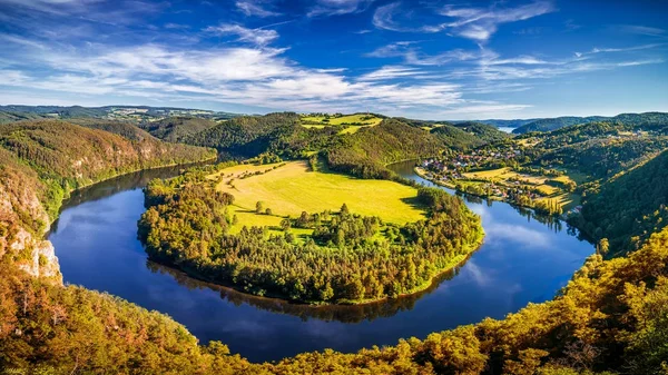 Cañón del río con agua oscura y bosque de colores otoñales. Carne de caballo —  Fotos de Stock