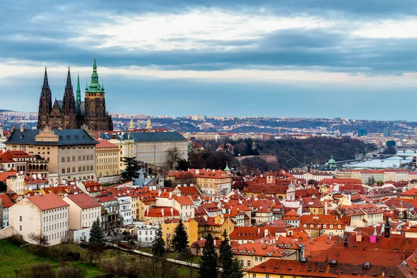 Panorama da Primavera Praga a partir de Praga Hill com o Castelo de Praga, Vlta — Fotografia de Stock