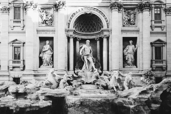 Fonte de Trevi ao nascer do sol, Roma, Itália. Arquitetura barroca de Roma — Fotografia de Stock