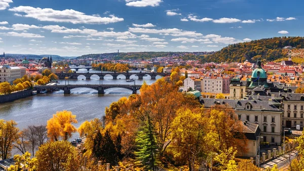 Blick auf historische Brücken, Prager Altstadt und Moldau — Stockfoto