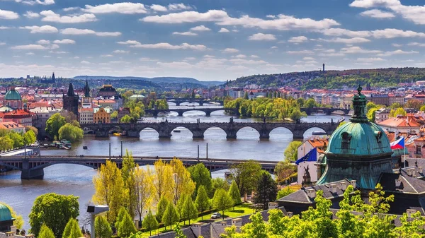 Panorama výhledem na panorama Charles bridge (Karluv Most) s staré T — Stock fotografie