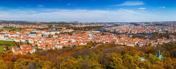 Vista aérea panorámica de otoño de casas y techos de Praga antiguo c —  Fotos de Stock
