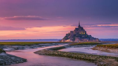 Mont Saint-Michel günbatımı ışığı görünümünde. Normandy, Kuzey F