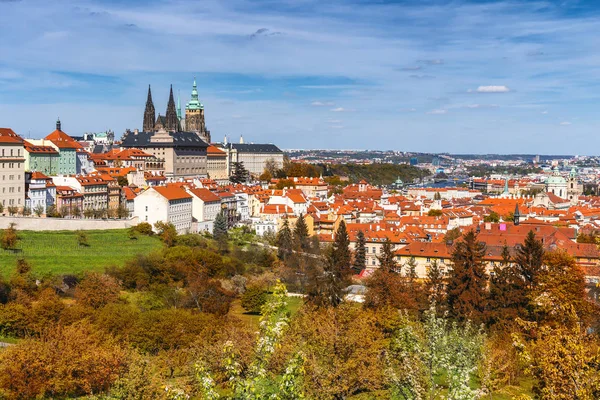 Πράγα, την Τσέχικη Δημοκρατία. Γραφική φθινοπωρινή Αεροφωτογραφία του το παλιό έλκει — Φωτογραφία Αρχείου