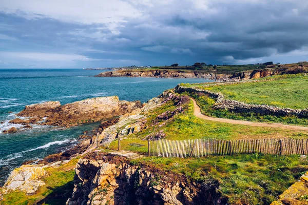 Landschap van rotsachtige Atlantische kust in Bretagne (Bretagne), Frankrijk — Stockfoto