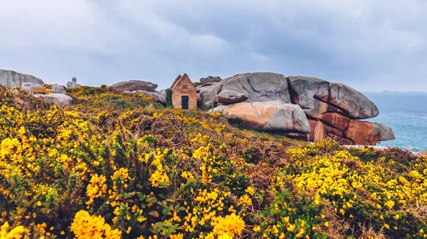 The pink granite coast view, granit rocks in Tregastel (Perros-G — Stock Photo, Image