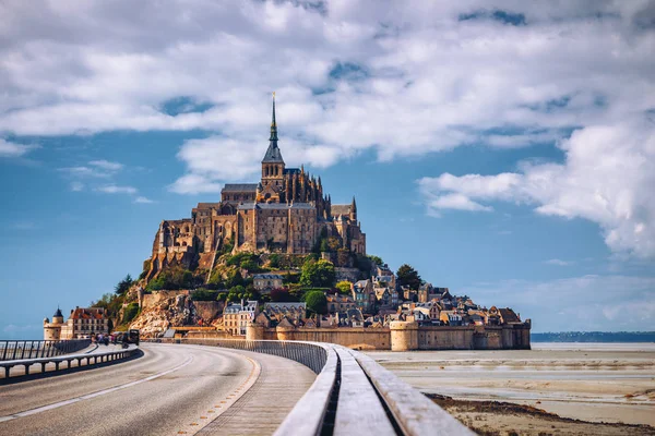 Magnifika Mont Saint Michel katedralen på ön, Normandie, — Stockfoto