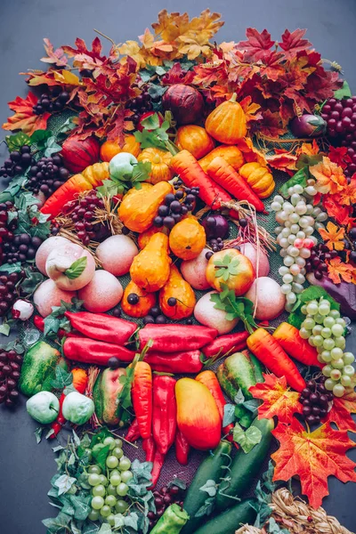 Autunno concetto di natura. Caduta di frutta e verdura su legno. Grazie. — Foto Stock