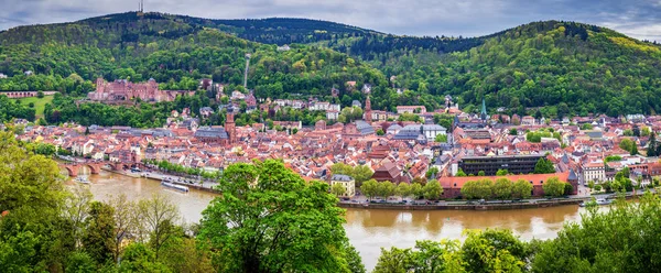 Panoramiczny widok z pięknego, średniowiecznego miasta Heidelberg tym C — Zdjęcie stockowe