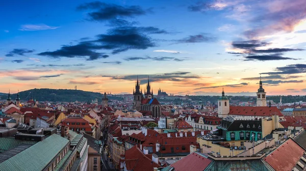 Панорама Праги с красными крышами над летним днем в сумерках , — стоковое фото