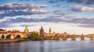 Görünümü köprüleri ve Vltava Nehri ile günbatımı tuttu 