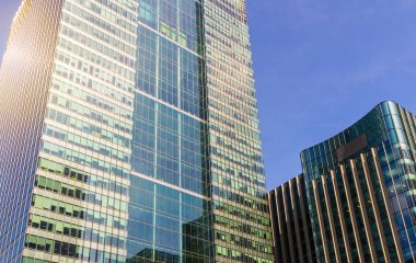 B karşı iş bölgesinde modern gökdelenlerin alttan görünüm