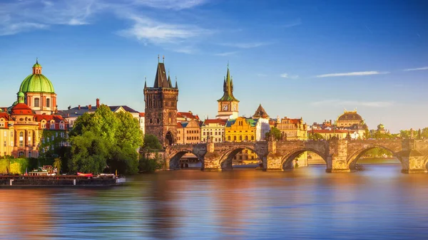 Malebné jarní slunce pohled architectu molo staré město — Stock fotografie