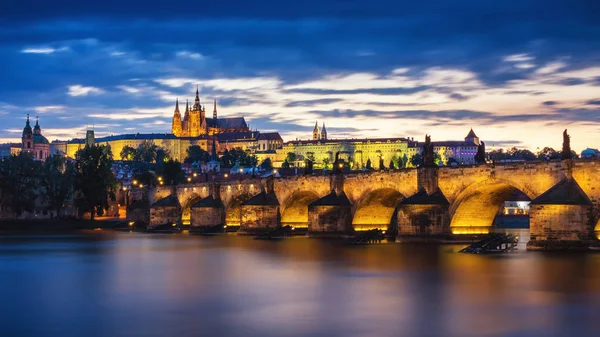 Prag Kalesi ve Charles Köprüsü günbatımı, Prag, Çek — Stok fotoğraf