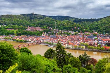Panoramik manzaralı güzel Ortaçağ kenti Heidelberg C dahil