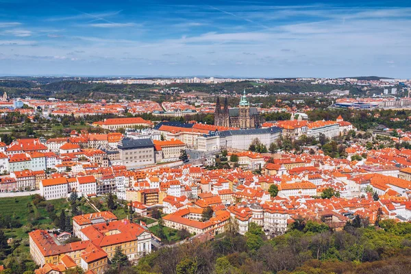 Luftaufnahme alter roter Ziegeldächer in der Stadt Prag, Tschechische Republik — Stockfoto