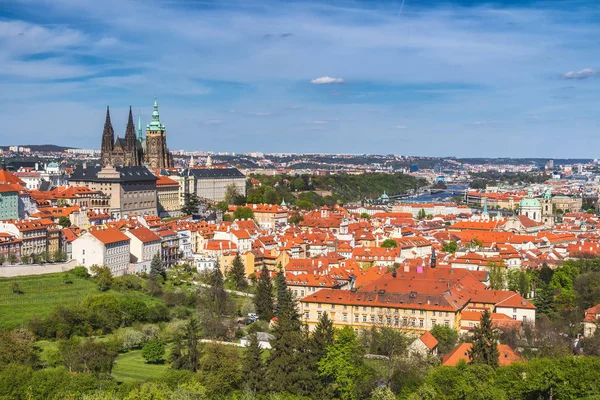 Erial Visa gamla röda kakel tak i staden Prag, tjeckiska Repu — Stockfoto