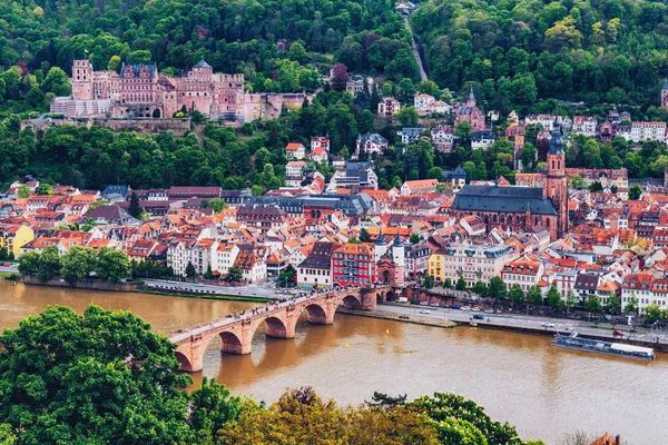 Miasta Heidelberg z słynny Stary Most i zamek w Heidelbergu — Zdjęcie stockowe