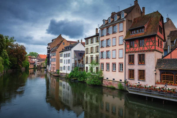Bella vista sulla città storica di Strasburgo, case colorate — Foto Stock