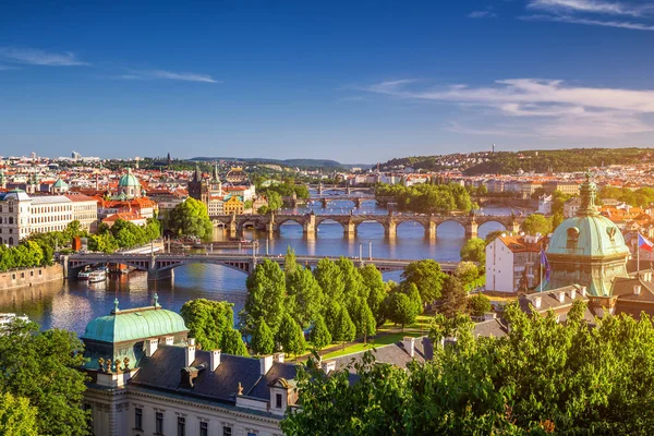 Sceniczny wiosna zachód słońca widok na stare miasto molo dzielnic — Zdjęcie stockowe