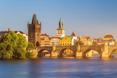 Charles Köprüsü (Karluv çoğu) ve daha az şehir Kulesi, Prag, Czec