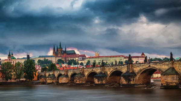 Charles Köprüsü (Karluv çoğu) ve daha az şehir Kulesi, Prag SÜ — Stok fotoğraf