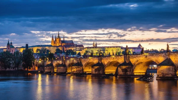 Río Moldava y puente de Carlos en Praga, República Checa — Foto de Stock