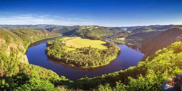 Vista de la forma de herradura del río Moldava meandro desde Solenice viewp —  Fotos de Stock