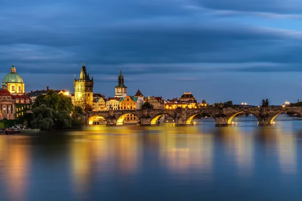 Vista del río Moldava y los puentes brillaban con la puesta de sol — Foto de Stock