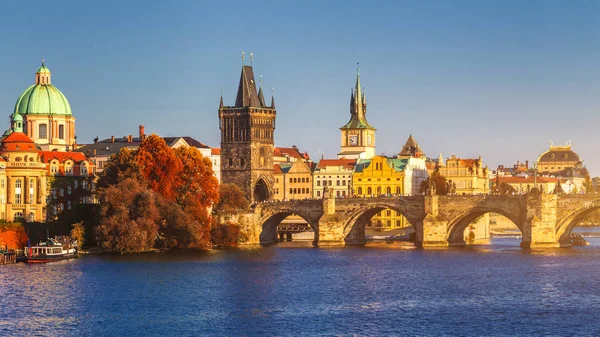 Famous Charles bridge in the sunset light, beautiful scenary and — Stock Photo, Image