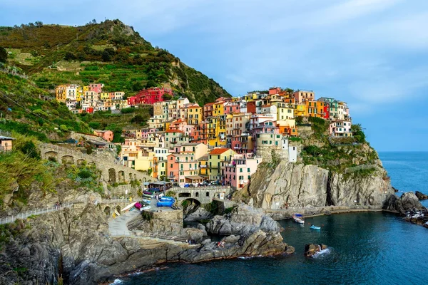 Красочные традиционные дома на скале над Средиземным морем, Ма — стоковое фото