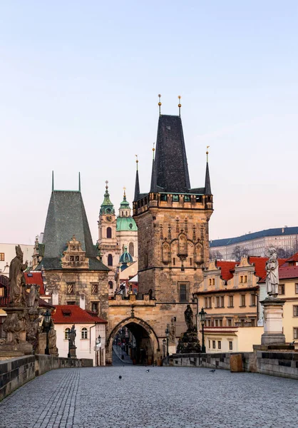 Praha, Česká republika. Karlův most s jeho soška a su — Stock fotografie