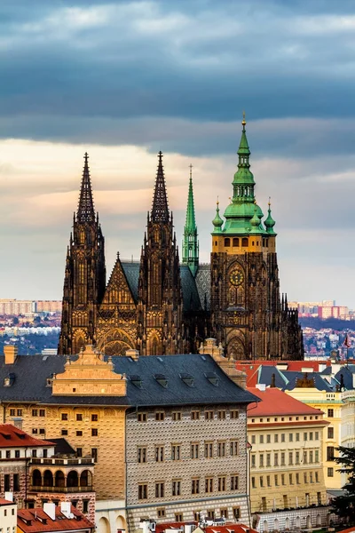 Panorama da Primavera Praga a partir de Praga Hill com o Castelo de Praga, Vlta — Fotografia de Stock