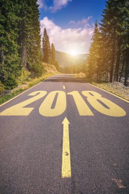 Boş asfalt yol ve yeni yıl 2018 kavramı. Bir boşalt üzerinde sürüş