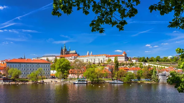 Prague Castle and Saint Vitus Cathedral, Czech Republic. Panoram — Stock Photo, Image