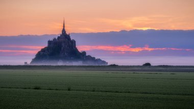 Güzel panoramik manzara, ünlü Le Mont Saint-Michel'in gelgit