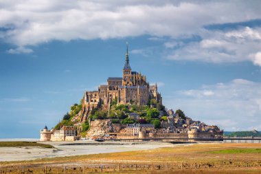 Güzel panoramik manzara, ünlü Le Mont Saint-Michel'in gelgit