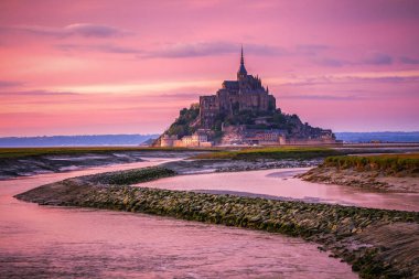 Panoramik adasının ünlü Le Mont Saint-Michel gelgit SÜ