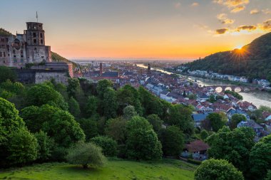 Panoramik manzaralı güzel Ortaçağ kenti Heidelberg C dahil