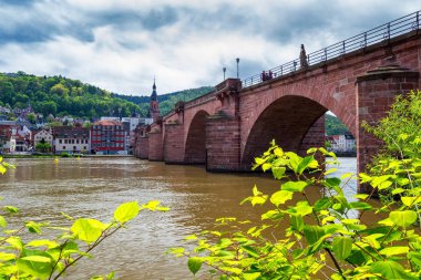 Eski Neckar Köprüsü ve Heidelberg city, Almanya
