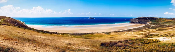 Panorama de playa Anse de Pen Hat en el Presqu 'ile de Crozon, P — Foto de Stock