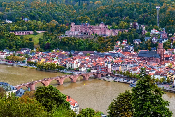Blick auf den Heidelberg im Herbst mit rotem Laub inklusive carl the — Stockfoto
