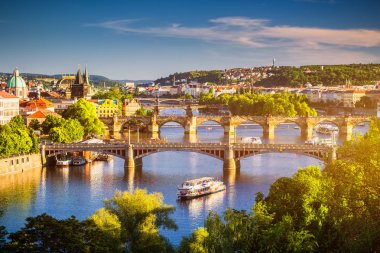Görünümü köprüleri ve Vltava Nehri ile günbatımı tuttu 