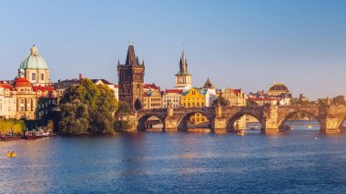 Charles Köprüsü (Karluv çoğu) ve daha az şehir Kulesi, Prag, Czec